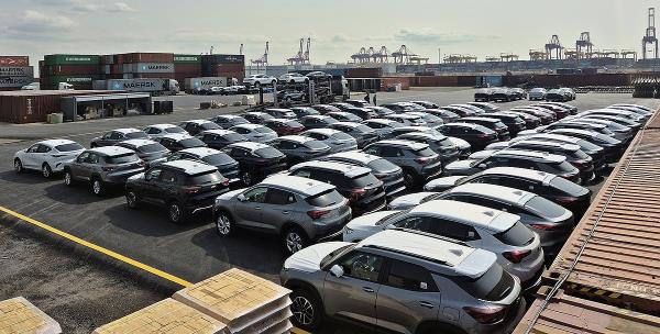 This photo, provided by the Incheon Port Authority on March 18, 2024, shows cars awaiting shipment overseas at a port in the western city of Incheon. (PHOTO NOT FOR SALE) (Yonhap)
