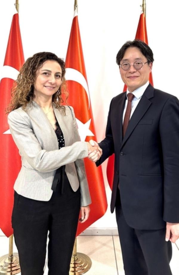 This image, provided by the foreign ministry on May 10, 2024, shows Park Jang-ho (R), director general of the bureau of strategy planning at the ministry, shaking hands with his Turkish counterpart, Esra Toplu, in Ankara on May 9. (PHOTO NOT FOR SALE) (Yonhap)