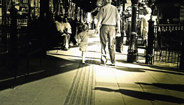 男孩杀死戏弄他的8岁女孩;与父同在 男孩杀死戏弄他的8岁女孩;与父同在