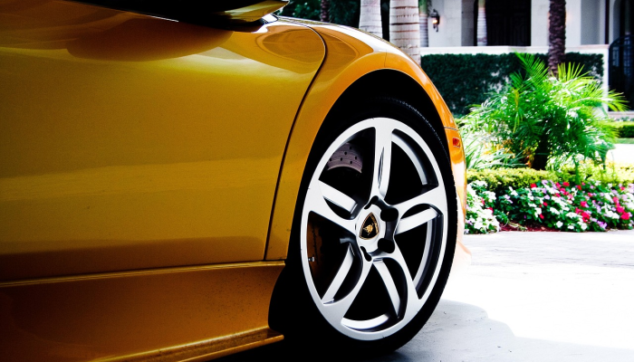 车牌查车主是一项重要的服务，可以帮助我们了解车辆的归属者和相关信息