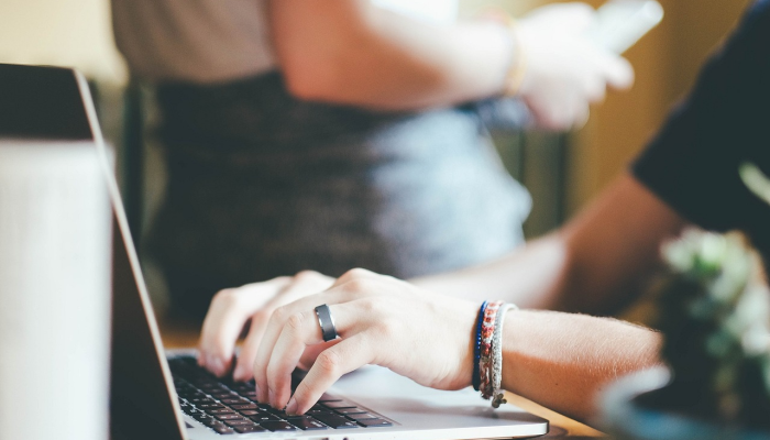 美国服务业数据疲弱后，美元下跌，放弃就业后的涨幅