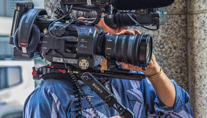 视频显示，在亚利桑那州一名男子的车库里发现了一个由20条响尾蛇组成的扭动的洞穴