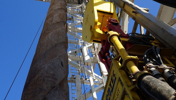 由于供应减少，石油价格飙升，热浪袭击炼油厂，天然气价格飙升