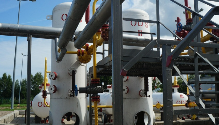 由于供应减少，石油价格飙升，热浪袭击炼油厂，天然气价格飙升