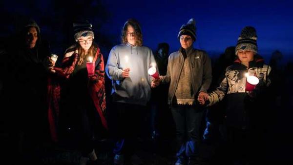 爱荷华州校园枪击案:佩里高中外烛光守夜的7张照片 爱荷华州校园枪击案:佩里高中外烛光守夜的7张照片