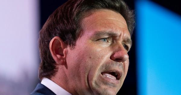 罗恩·德桑蒂斯在为杰克逊维尔枪击案受害者守夜时发出嘘声 罗恩·德桑蒂斯在为杰克逊维尔枪击案受害者守夜时发出嘘声