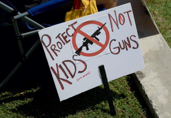 女儿被流弹打死的母亲为改变而战:“够了” 女儿被流弹打死的母亲为改变而战:“够了”