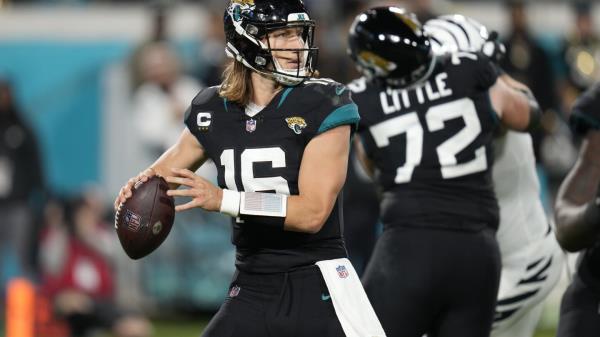 美洲虎四分卫特雷弗·劳伦斯在对阵孟加拉虎的比赛中右脚踝受伤 美洲虎四分卫特雷弗·劳伦斯在对阵孟加拉虎的比赛中右脚踝受伤