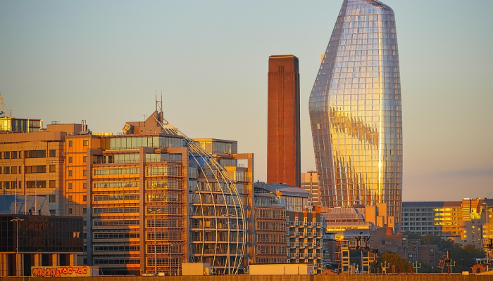 随着利率上升和工作模式变化的影响，伦敦市中心的办公室支出大幅下降