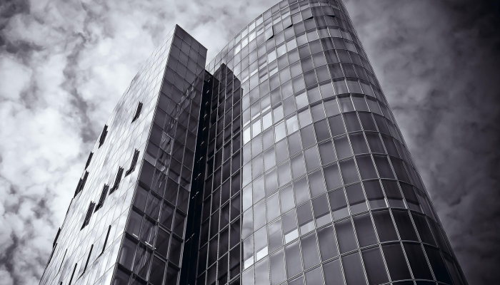 随着利率上升和工作模式变化的影响，伦敦市中心的办公室支出大幅下降