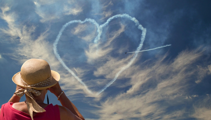 蓝甲虫：DC的第一部拉丁裔超级英雄电影是关于什么的？