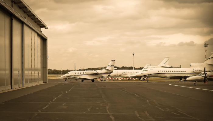 在德里机场,飞往果阿的IndiGo航班上的乘客向宣布延误的飞行员拳打 在德里机场,飞往果阿的IndiGo航班上的乘客向宣布延误的飞行员拳打