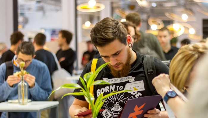 班加罗尔一名女子跳上地铁取回手机,导致地铁停运 班加罗尔一名女子跳上地铁取回手机,导致地铁停运