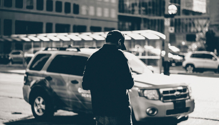 班加罗尔一名女子跳上地铁取回手机,导致地铁停运 班加罗尔一名女子跳上地铁取回手机,导致地铁停运