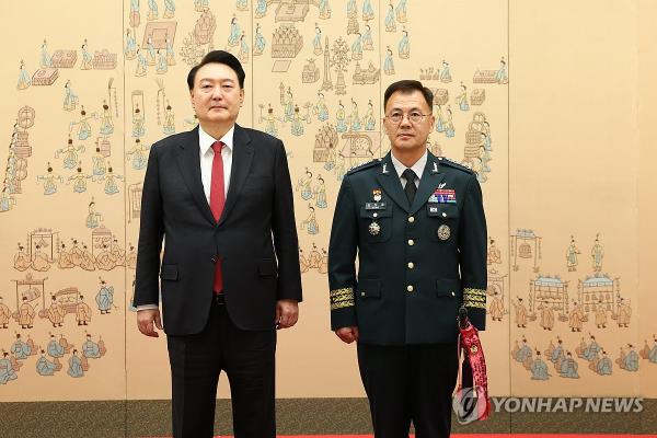President Yoon Suk Yeol (L) poses for a photo with Gen. Kang Ho-pil, new vice chairman of the Joint Chiefs of Staff, at a ceremony at the presidential office in Seoul on April 24, 2024. (Pool photo) (Yonhap)