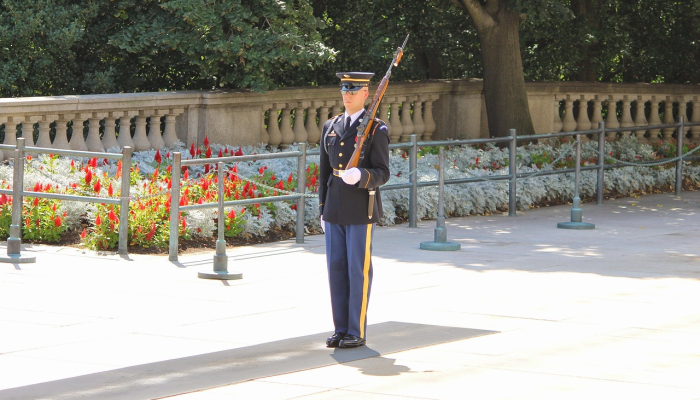 拜登在阿灵顿致敬时说,美国退伍军人是“这个国家的钢铁脊梁” 拜登在阿灵顿致敬时说,美国退伍军人是“这个国家的钢铁脊梁”