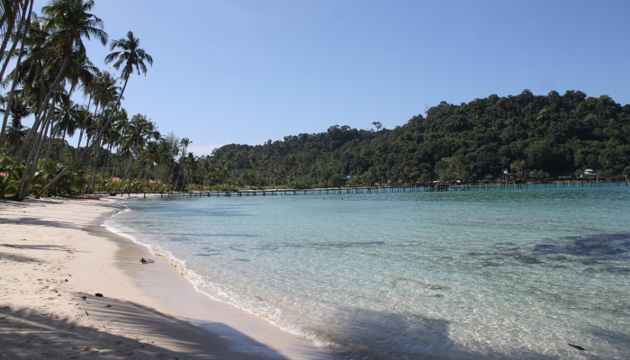 菲律宾风暴袭击主岛,数千人逃离 菲律宾风暴袭击主岛,数千人逃离