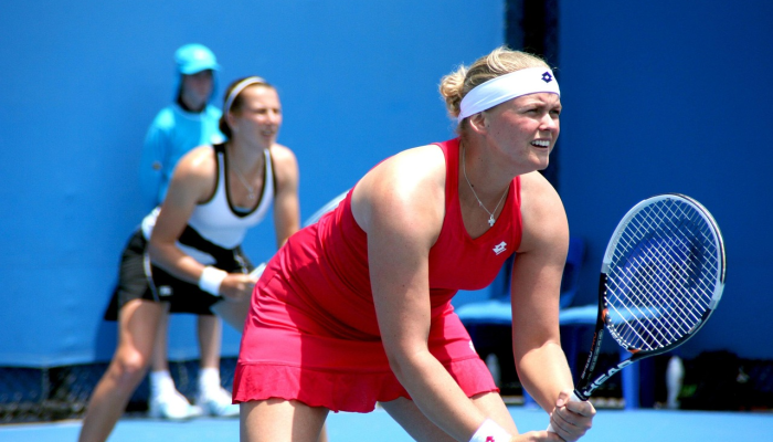 板球：观看世界排名第一的网球选手诺瓦克·德约科维奇在澳大利亚网球公开赛上与史蒂夫·史密斯打板球