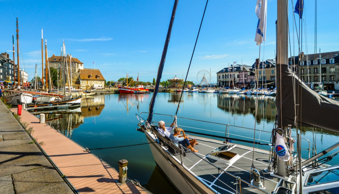 一艘移民船在土耳其海岸沉没,造成至少22人死亡 一艘移民船在土耳其海岸沉没,造成至少22人死亡