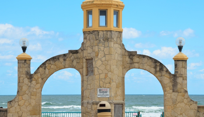 在荒芜的纳戈尔诺-卡拉巴赫，阿塞拜疆组织了一次快速旅游，参观这片被重新占领的飞地