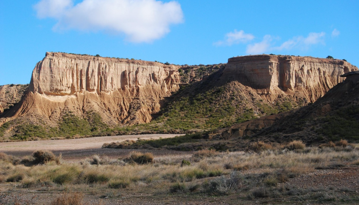 在荒芜的纳戈尔诺-卡拉巴赫，阿塞拜疆组织了一次快速旅游，参观这片被重新占领的飞地