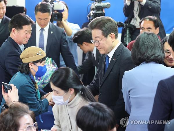 Democratic Party leader Lee Jae-myung (C) greets his supporters at his campaign office in Incheon, west of Seoul, on April 11, 2024. (Pool photo) (Yonhap)