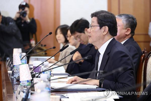 Noh Yun-hong, who heads the special presidential committee on medical reform, speaks during a meeting held in Seoul on April 25, 2024. (Yonhap)