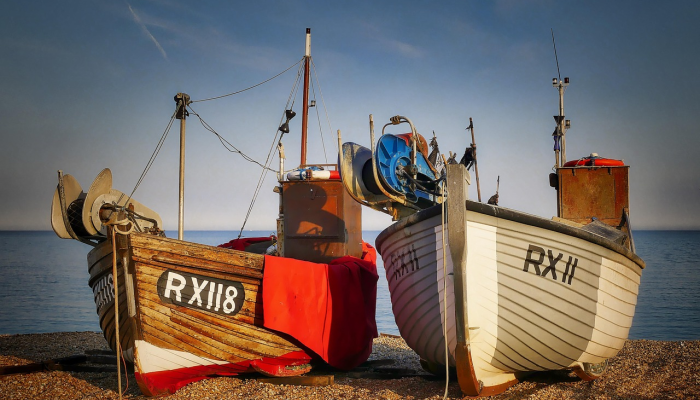 在横渡英吉利海峡时,6名男子因船只倾覆而死亡,4人被捕 在横渡英吉利海峡时,6名男子因船只倾覆而死亡,4人被捕