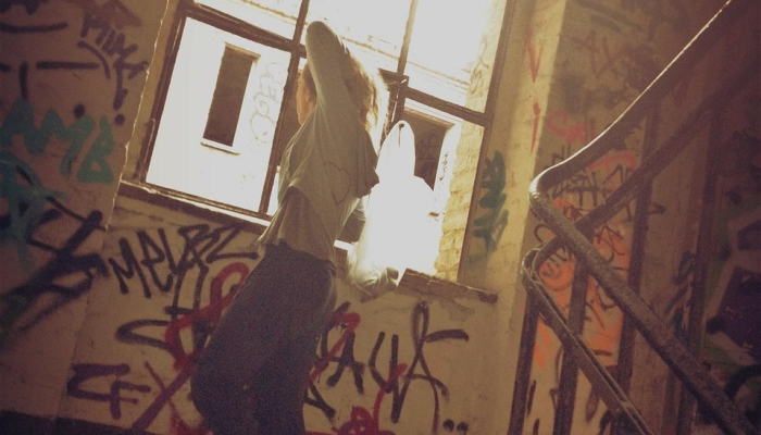 为了避免“混乱”，《孤身一人》推迟了10月的上映窗口