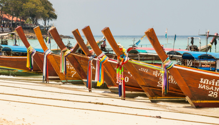 义工合力清理海滩