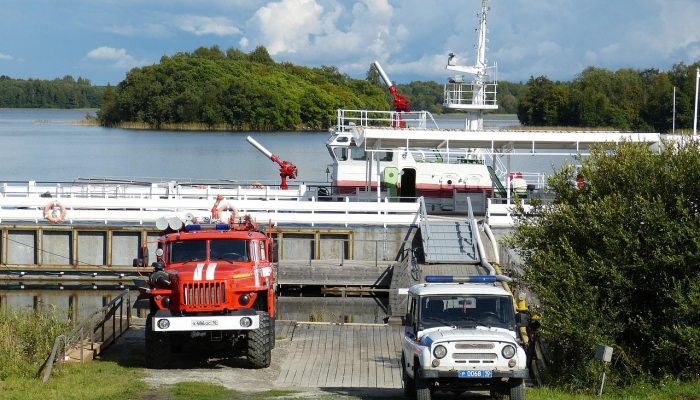海滨小镇被“德国游轮和罗马尼亚卡车司机”占领