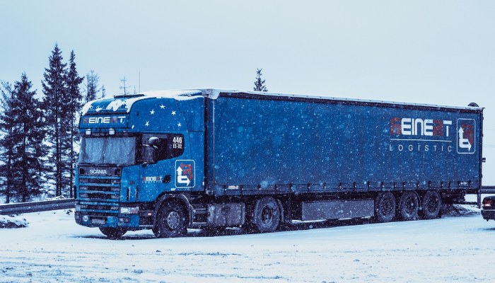 佛罗里达州警方称，一名在路上停车帮助受伤狗的司机被SUV撞死