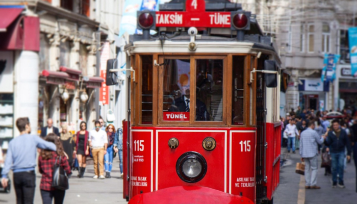 地震后，孩子们睡在街上，不敢回家