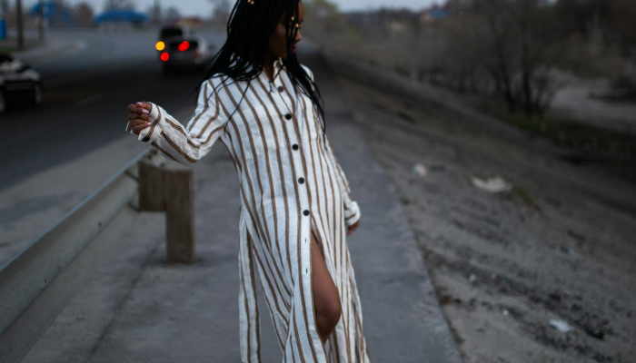 地震后，孩子们睡在街上，不敢回家