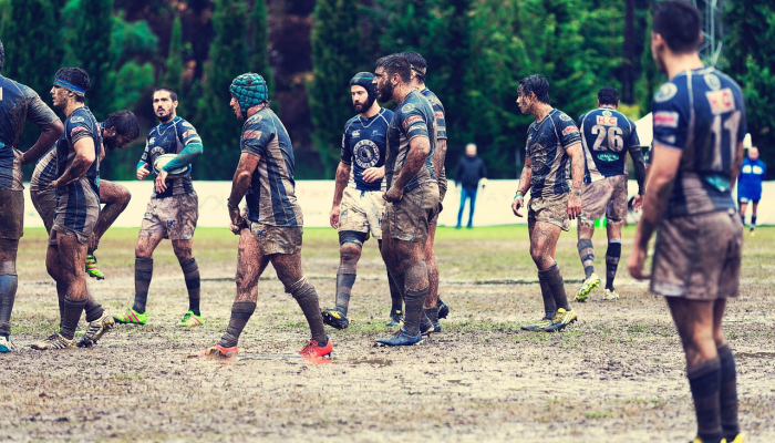 梅根·拉皮诺在职业生涯的最后一场比赛中受伤后蹒跚下场