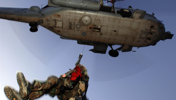 俄罗斯卡-52直升机被乌克兰击落，烟雾弥漫