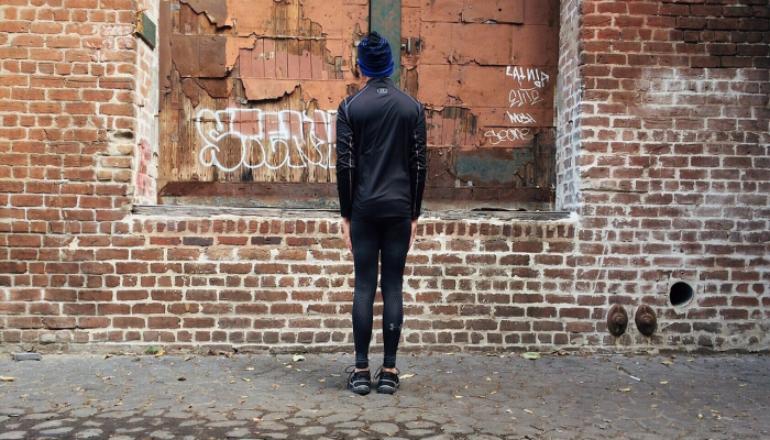 在约旦河西岸,一名巴勒斯坦男子在以色列炮火中受伤 在约旦河西岸,一名巴勒斯坦男子在以色列炮火中受伤