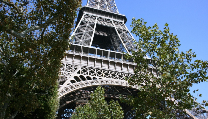 巴黎将奥运五环悬挂在埃菲尔铁塔上