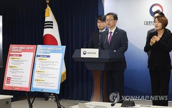 Deputy Chairman Jeong Seung-yoon of the Anti-Corruption and Civil Rights Commission speaks to reporters at the government complex building in Seoul on May 8, 2024. (Yonhap)