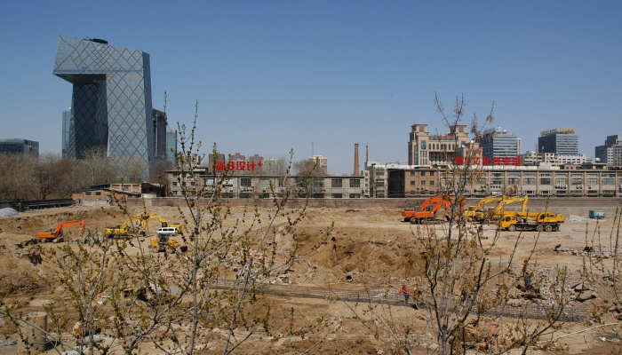 尽管有围墙和铁丝网，移民们仍然从华雷斯城穿越边境来到美国