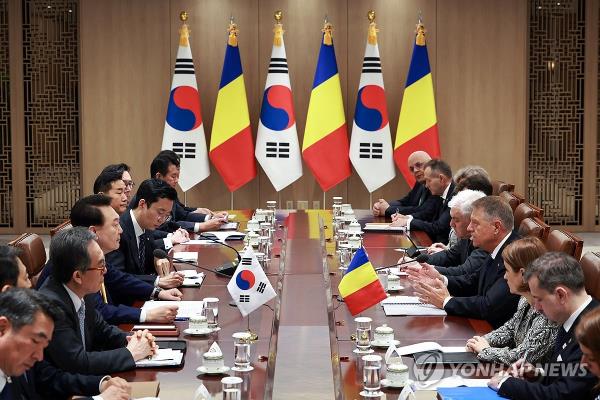 South Korean President Yoon Suk Yeol (4th from L) and his Romanian counterpart, Klaus Iohannis (4th from R), hold talks at the presidential office in Seoul on April 23, 2024. (Pool photo) (Yonhap)